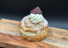 Flødefastelavnsbolle m/ hindbær 